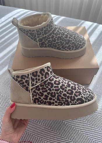 UGG Leopar Desenli Tüylü Kadın Süet Bot