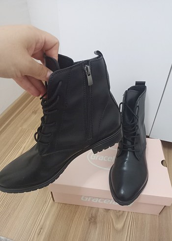 Derimod Tokalı Siyah Rugan Topuklu Kadın Çizme