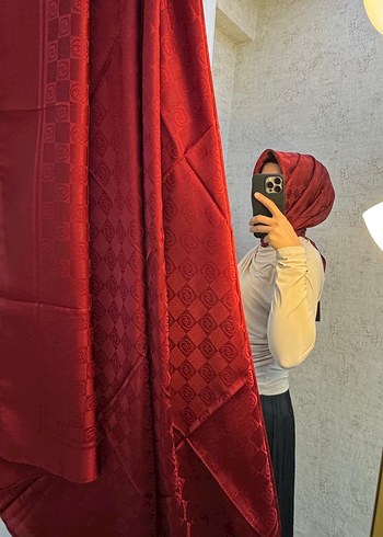 Kırmızı Dökümlü Kadın eşarp
