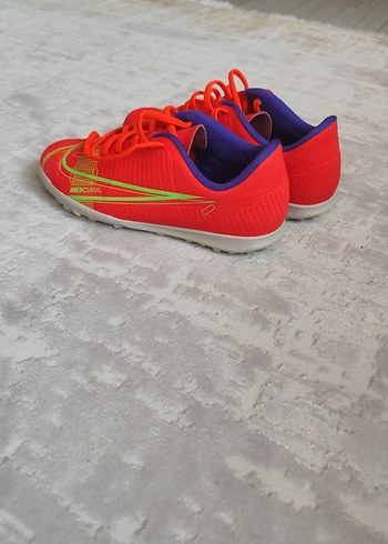Nike Erkek Kırmızı Halı Saha ayakkabısı Orijinal Yeni 35.5 num.