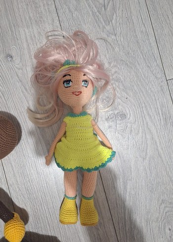 Diğer Beyaz elbise ve kızıl saçlı örgü bebek