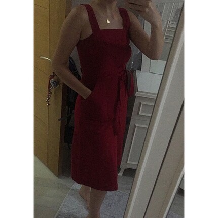 Koyu kırmızı elbise