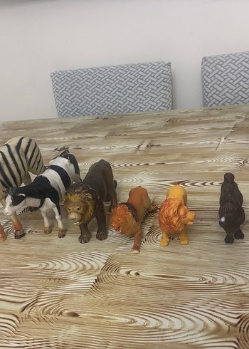 Kahverengi ve Koyu Tonlu Hayvan Figürleri