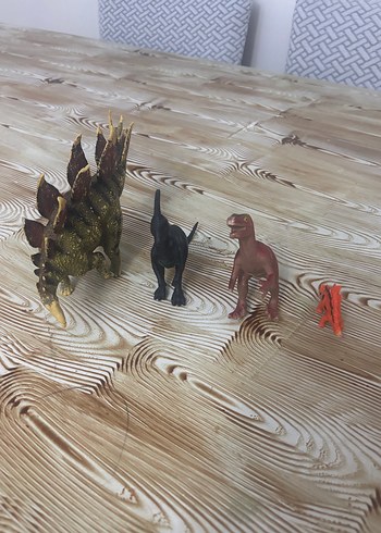 Koyu Renkli Dinozor Aksiyon Figürleri Seti