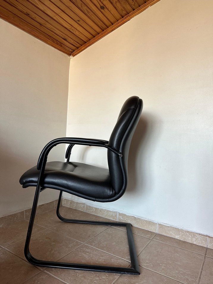 siyah deri sandalye - Görsel 4