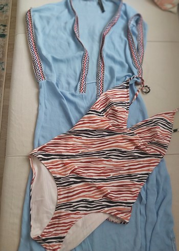 Mavi Uzun Kollu Bohem Plaj Elbisesi ve Zebra Desenli Mayo