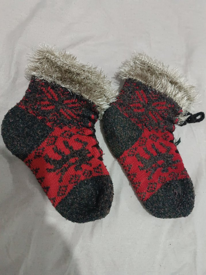 Kırmızı Nakışlı Kadın Örgü Ev Terliği - Görsel 2