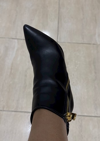 Siyah Deri Tokalı İnce Topuklu Bot - Görsel 2