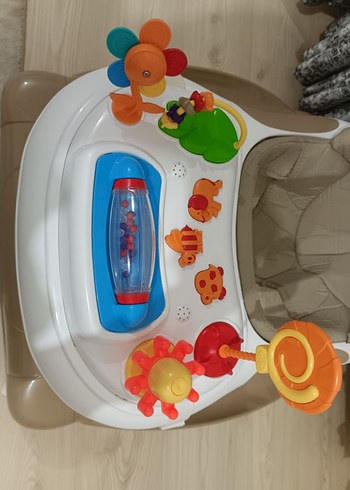 Diğer Oyuncaklı Kahverengi Bebek Yürüteci