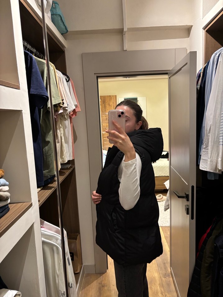 Siyah Kapüşonlu Yumuşak Kumaşlı Kadın Yelek - Görsel 3