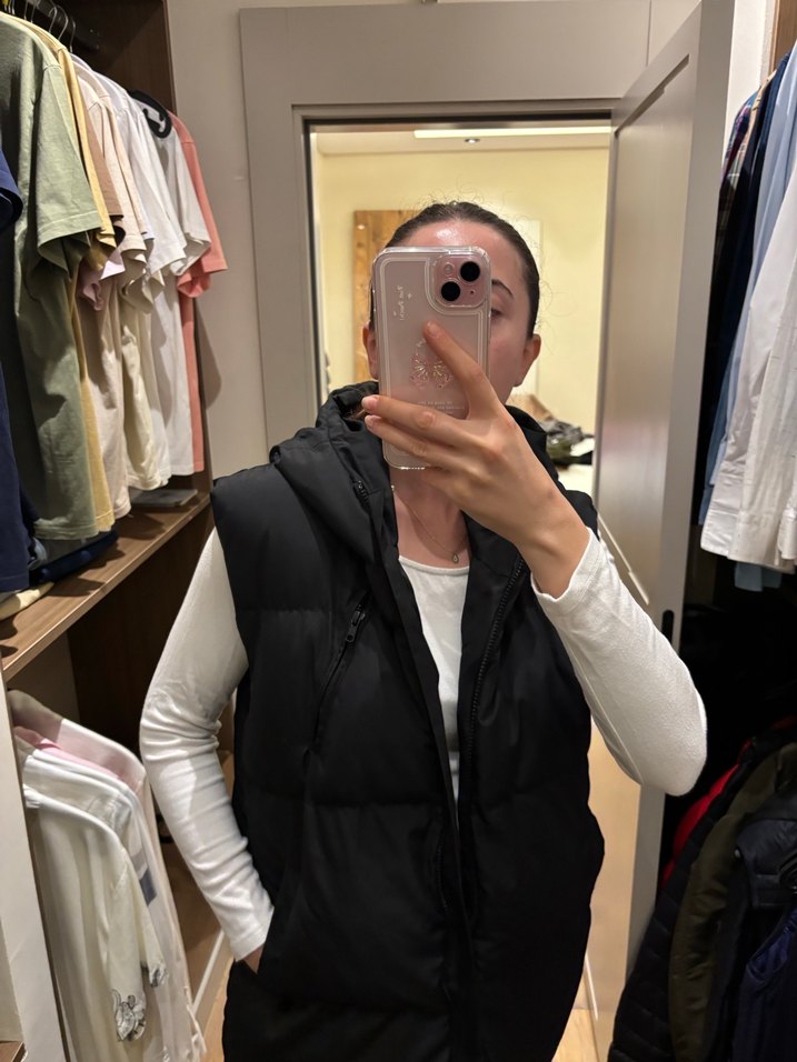 Siyah Kapüşonlu Yumuşak Kumaşlı Kadın Yelek - Görsel 2