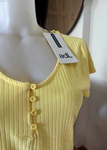 Sarı Düğmeli V Yaka Kısa Kollu Tişört - Görsel 2