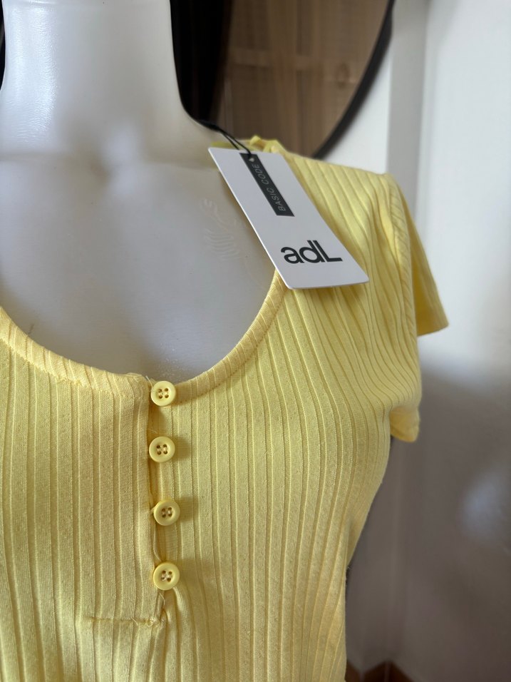 Sarı Düğmeli V Yaka Kadın bluz - Görsel 2