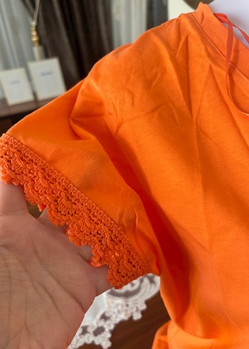 Turuncu V Yaka Rahat Pamuklu Tişört - Görsel 3