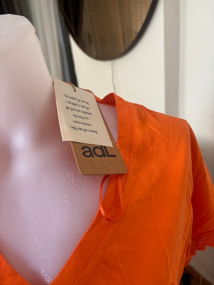 Turuncu V Yaka Rahat Pamuklu Tişört - Görsel 2