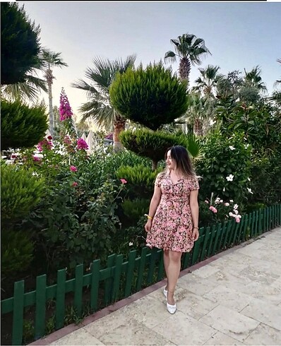 Çiçekli elbise