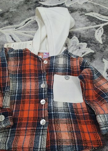 Kapüşonlu, düğmeli, uzun kollu kız çocuk gömleği - Görsel 3