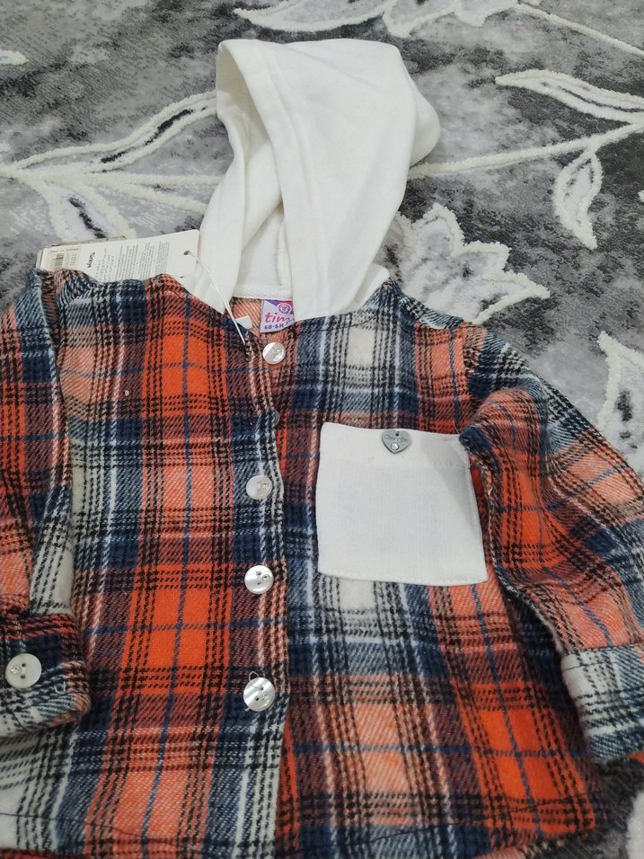 Kapüşonlu, düğmeli, uzun kollu kız çocuk gömleği - Görsel 3