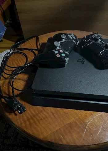 Sony PlayStation konsolu ve kontrolörler