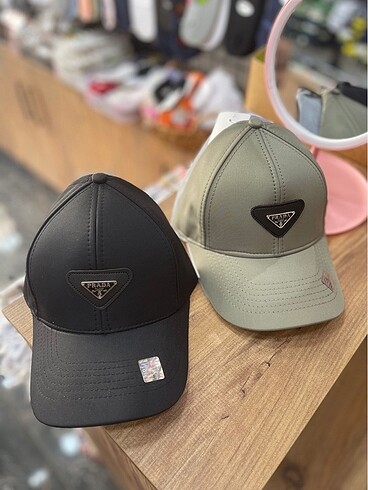 Prada logolu şapka