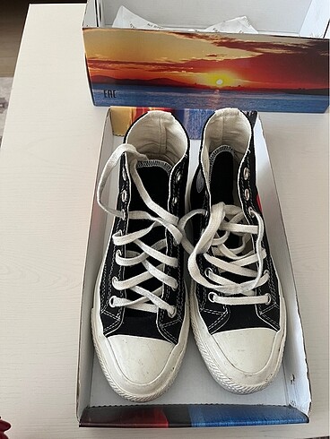 siyah kirmizi baskili converse ayakkabi