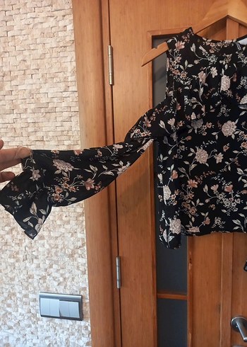 H&M Siyah Çiçek Desenli Askısız Salaş Bluz