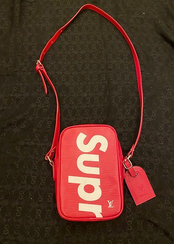 louis vuitton kırmızı çanta