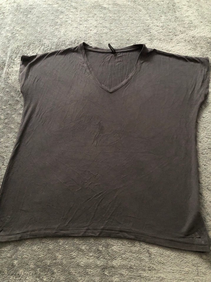 Gri V Yaka Tişört - Görsel 2