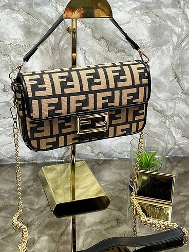 Fendi Fendi kapaklı büyük boy çanta