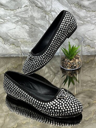 Prada taşlı babet