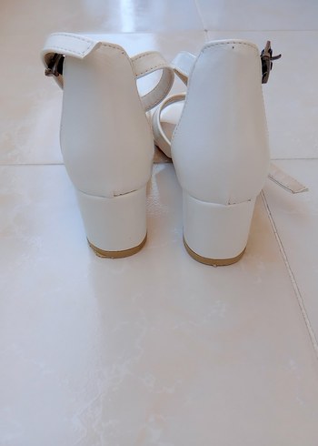 Beyaz Tokalı Kadın Topuklu Sandalet - Görsel 2