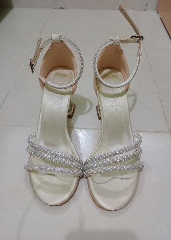 Beyaz Tokalı Blok Topuklu Abiye Ayakkabı - Görsel 2