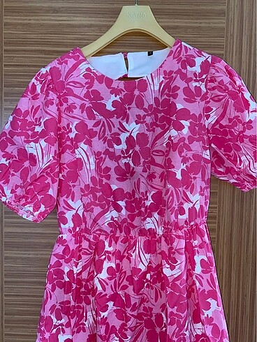 Pembe çiçekli ,sırt dekolteli uçuş elbise