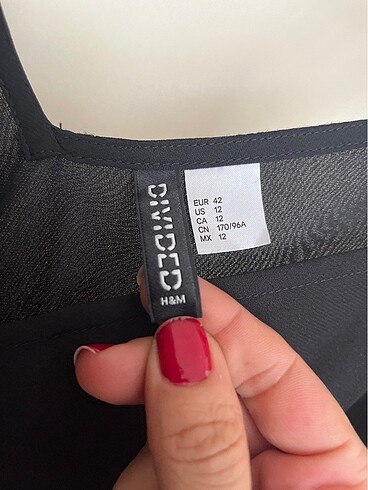 42 Beden siyah Renk H&M ELBİSE İKİ YANDAN YIRMAÇLI