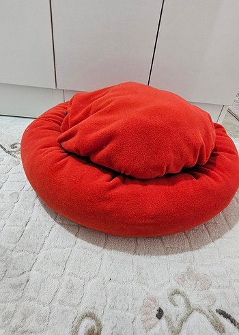 Kırmızı Kedi Yatağı ve Tüy Tarağı - Görsel 2