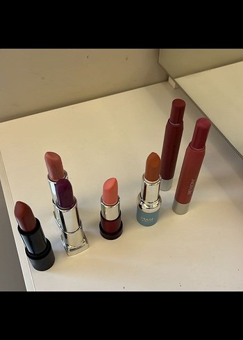 Kırmızı Tonlarda Hafif Renkli Rujlar - Görsel 2