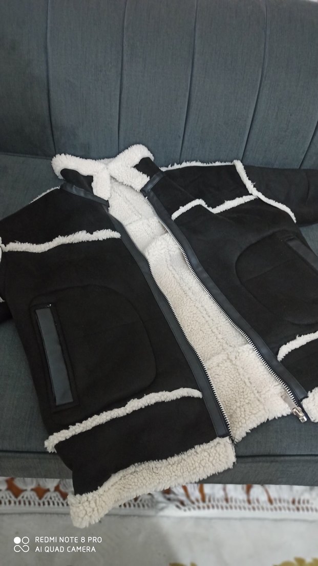 Sokak Stili Siyah Kürklü Kısa Kaban - Görsel 3