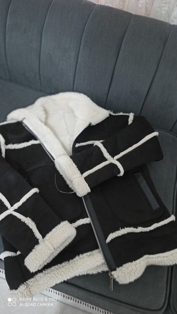 Sokak Stili Siyah Kürklü Kısa Kaban - Görsel 2