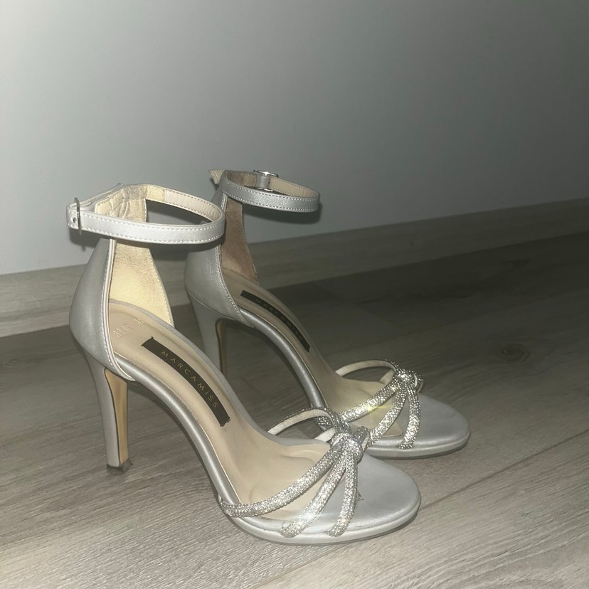 Gri taşlı topuklu ayakkabı - Görsel 2