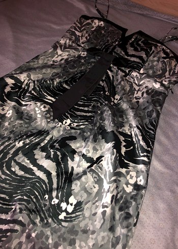 Askılı Kurdele Detaylı Siyah Beyaz Gri Karışık Desenli Elbise - Görsel 2