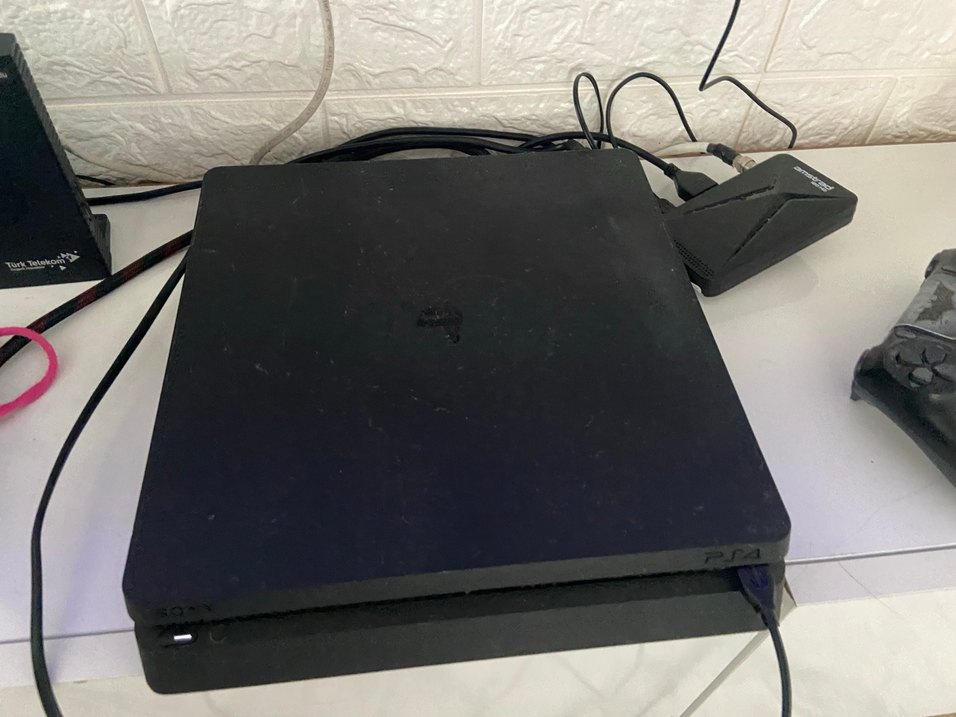 PlayStation 4 Konsol ve İki Kablosuz Kontrolcü - Görsel 2