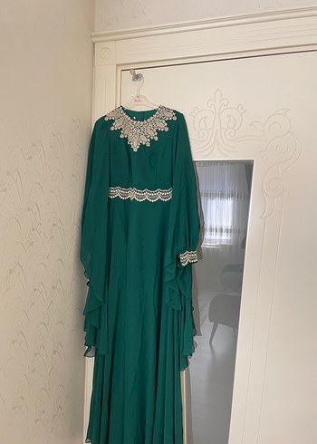 Uzun Kollu Yeşil Nakışlı Abiye Elbise
