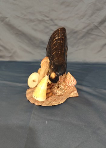 Deniz kabuklu koyu boynuz figürü - Görsel 4