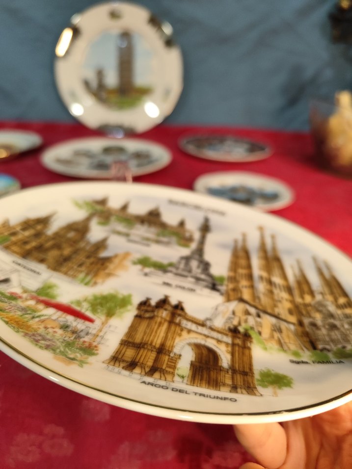 Barcelona temalı dekoratif porselen tabak - Görsel 2