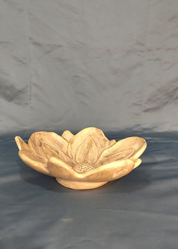 Çiçek şeklinde üzeri el boyası alçı tabak - Görsel 3