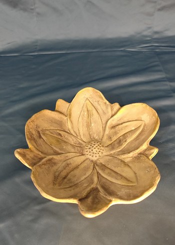 Çiçek şeklinde üzeri el boyası alçı tabak - Görsel 2