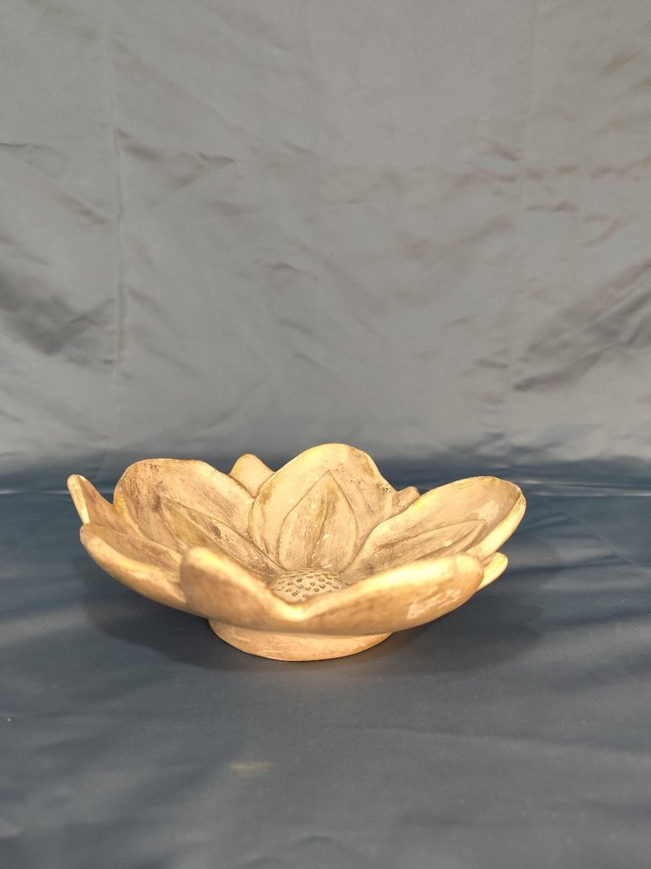 Çiçek şeklinde üzeri el boyası alçı tabak - Görsel 3