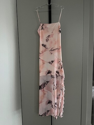 Bershka pembe desenli askılı midi elbise