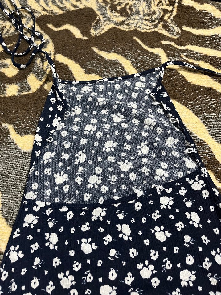 V Yaka, İnce Askılı, Düğmeli Midi Elbise - Görsel 4