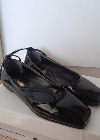 Klasik Siyah Rugan Tokalı Stiletto Düz Ayakkabı